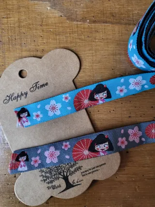 Nastro con bambole giapponesi e fiori