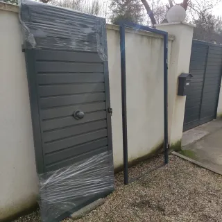 Puerta de jardín gris