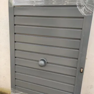 Puerta de jardín gris