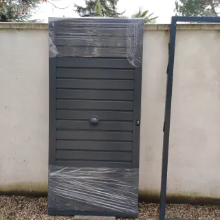 Puerta de jardín gris