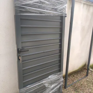 Puerta de jardín gris