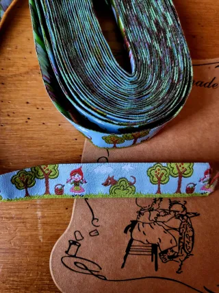 Nastro con stampa fiocco rosso