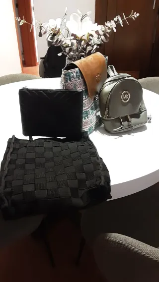 Lote de 4 bolsos, dos son mochilas.