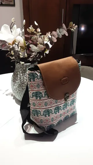 Lote de 4 bolsos, dos son mochilas.