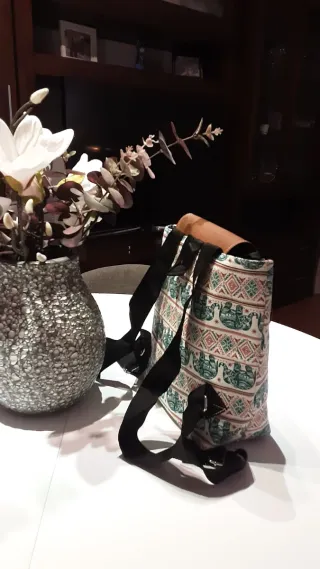 Lote de 4 bolsos, dos son mochilas.