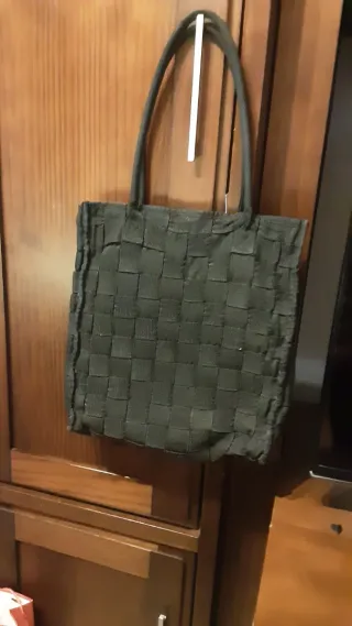 Lote de 4 bolsos, dos son mochilas.