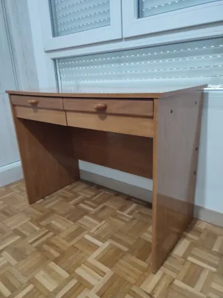 Escritorio de madera con 2 cajones