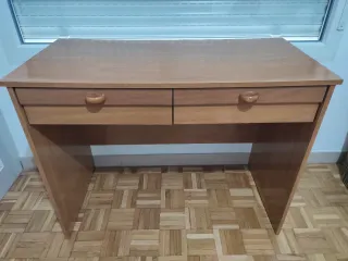 Escritorio de madera con 2 cajones