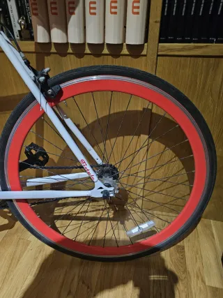 Bicicleta Fixie Blanca y Roja en perfecto estado