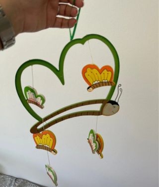 Móvil infantil corazón mariposas