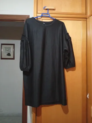 Vestido negro manga abullonada