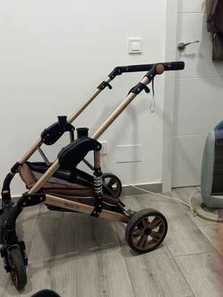Carrito de bebé plegable color marrón.