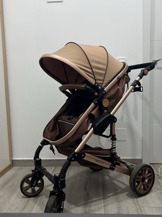 Carrito de bebé plegable color marrón.