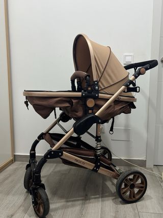 Carrito de bebé plegable color marrón.