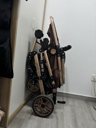 Carrito de bebé plegable color marrón.