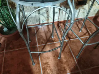 Mesa alta y 2 taburetes