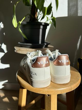 Zapatillas Veja Blancas y Doradas