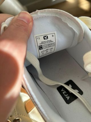 Zapatillas Veja Blancas y Doradas