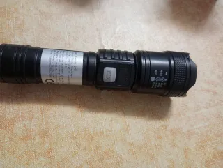 Linterna LED Zoom Ajustable