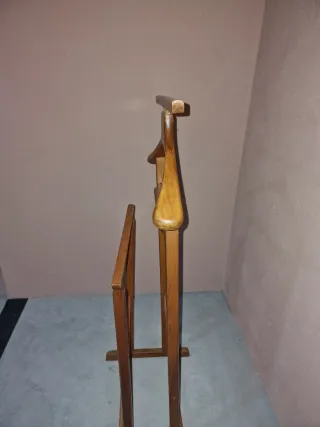 Galán de noche clásico de madera