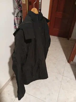 Abrigo Negro SBS con Capucha