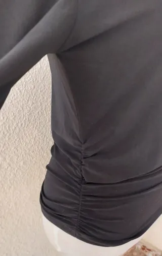 Camiseta Zara drapeada negra