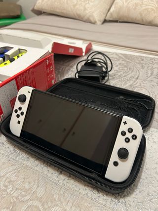 Nintendo Switch OLED + 5 Giochi