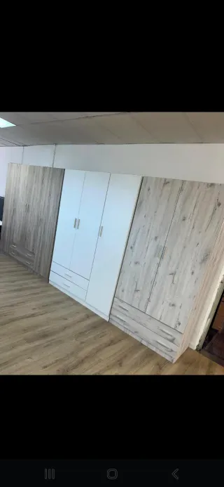 Armario de madera blanco y marrón