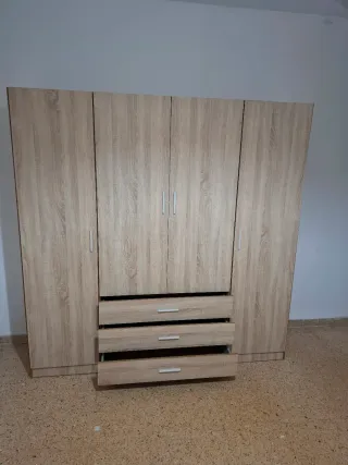 Armario de madera blanco y marrón