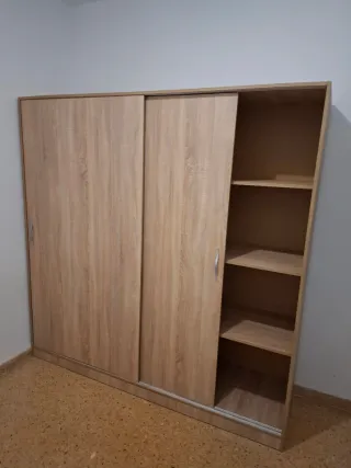 Armario de madera blanco y marrón