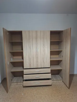 Armario de madera blanco y marrón