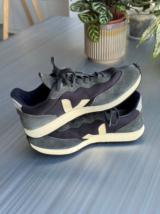 Veja sneakers in Navy, EU 42.