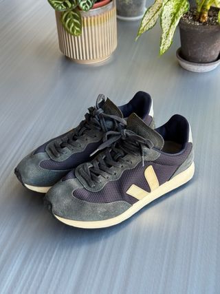 Veja sneakers in Navy, EU 42.