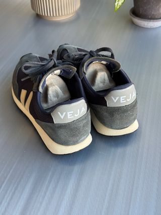 Veja sneakers in Navy, EU 42.