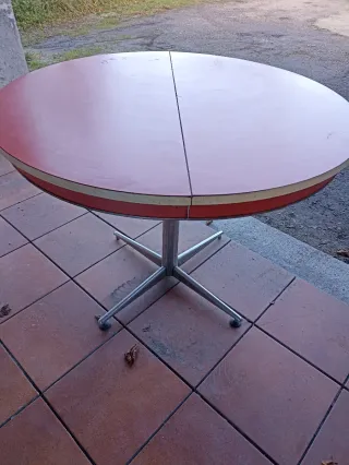 Mesa redonda vintage roja y plateada