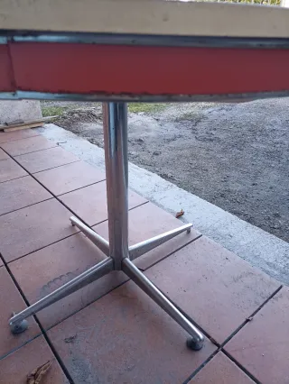 Mesa redonda vintage roja y plateada