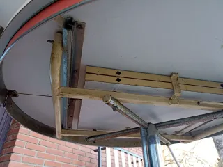 Mesa redonda vintage roja y plateada