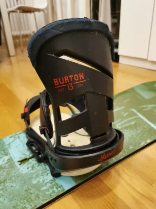 Snowboard Burton con attacchi