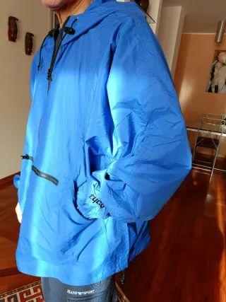 Guscio antivento ed antipioggia con cappuccio