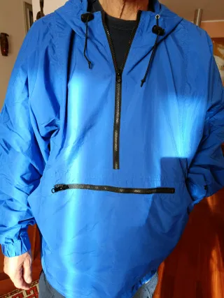 Guscio antivento ed antipioggia con cappuccio