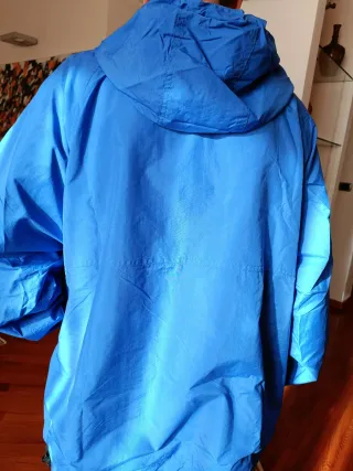 Guscio antivento ed antipioggia con cappuccio