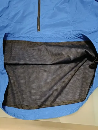 Guscio antivento ed antipioggia con cappuccio