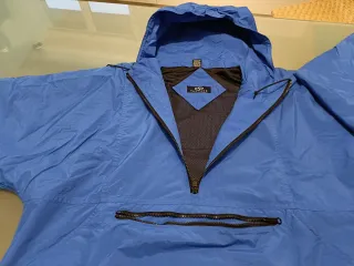 Guscio antivento ed antipioggia con cappuccio