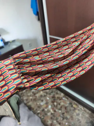 Bonita blusa estampada cuello alto