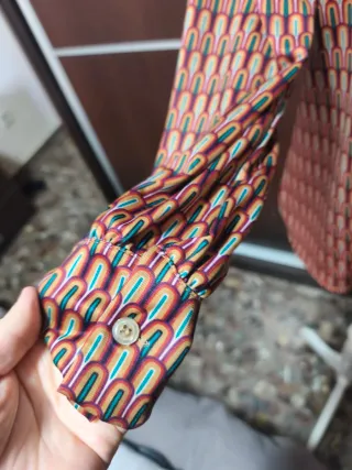 Bonita blusa estampada cuello alto