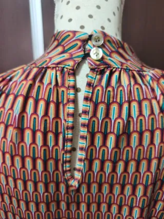 Bonita blusa estampada cuello alto