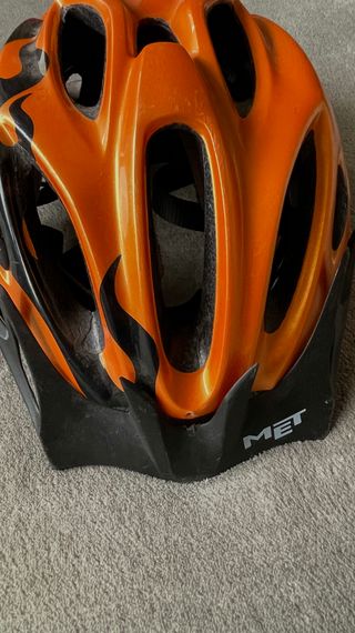 Casco de bicicleta MET naranja ajustable