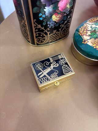 Costurero vintage dorado con diseño