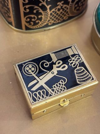 Costurero vintage dorado con diseño