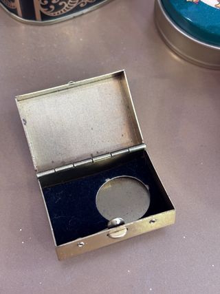 Costurero vintage dorado con diseño